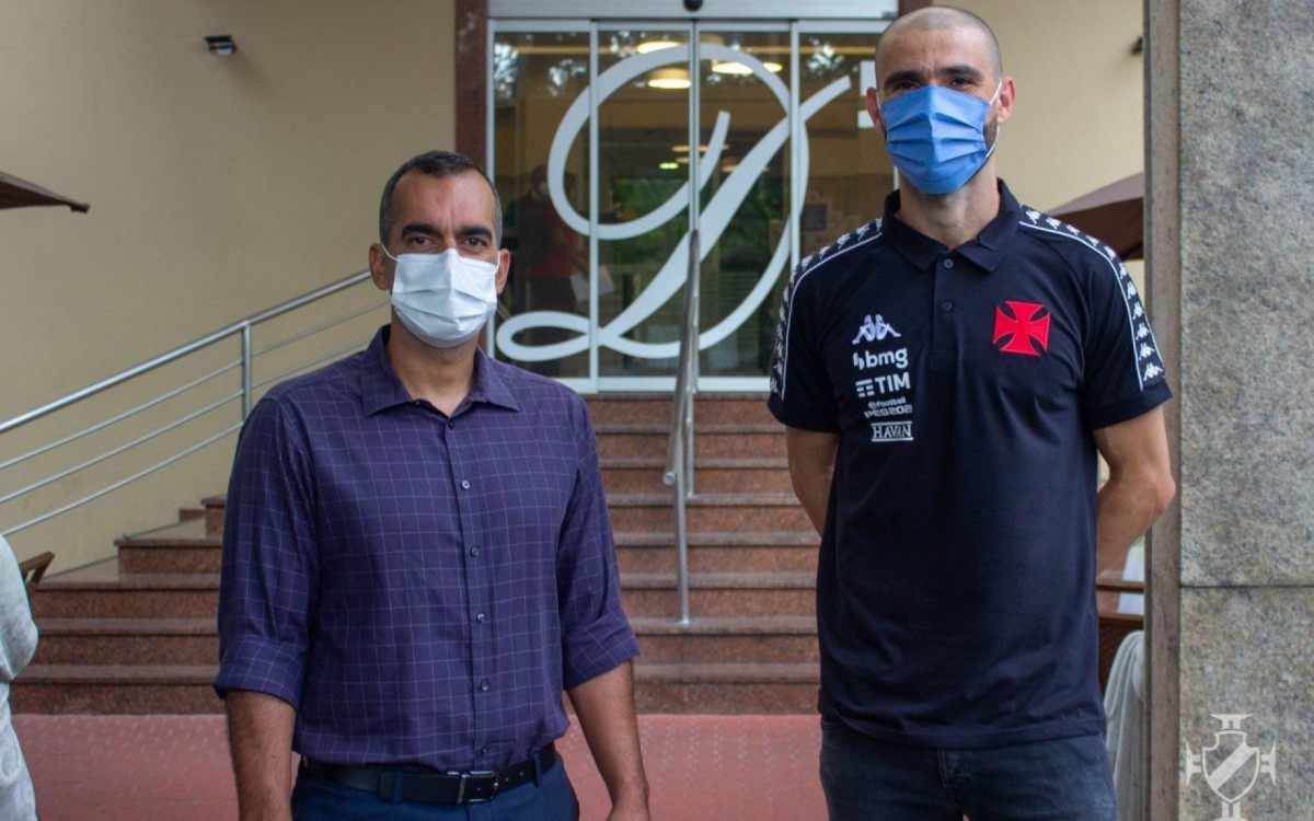 Ao lado do diretor m&eacute;dico, Gustavo Caldeira, Vanderlei foi aprovado nos exames