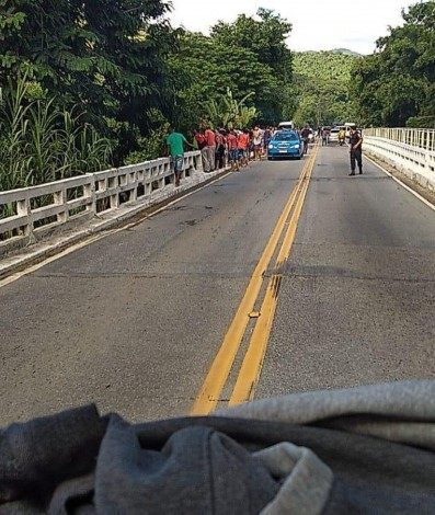 Acidente com caminhão de verduras na RJ-116, na altura de Cachoeiras de Macacu - Divulgação