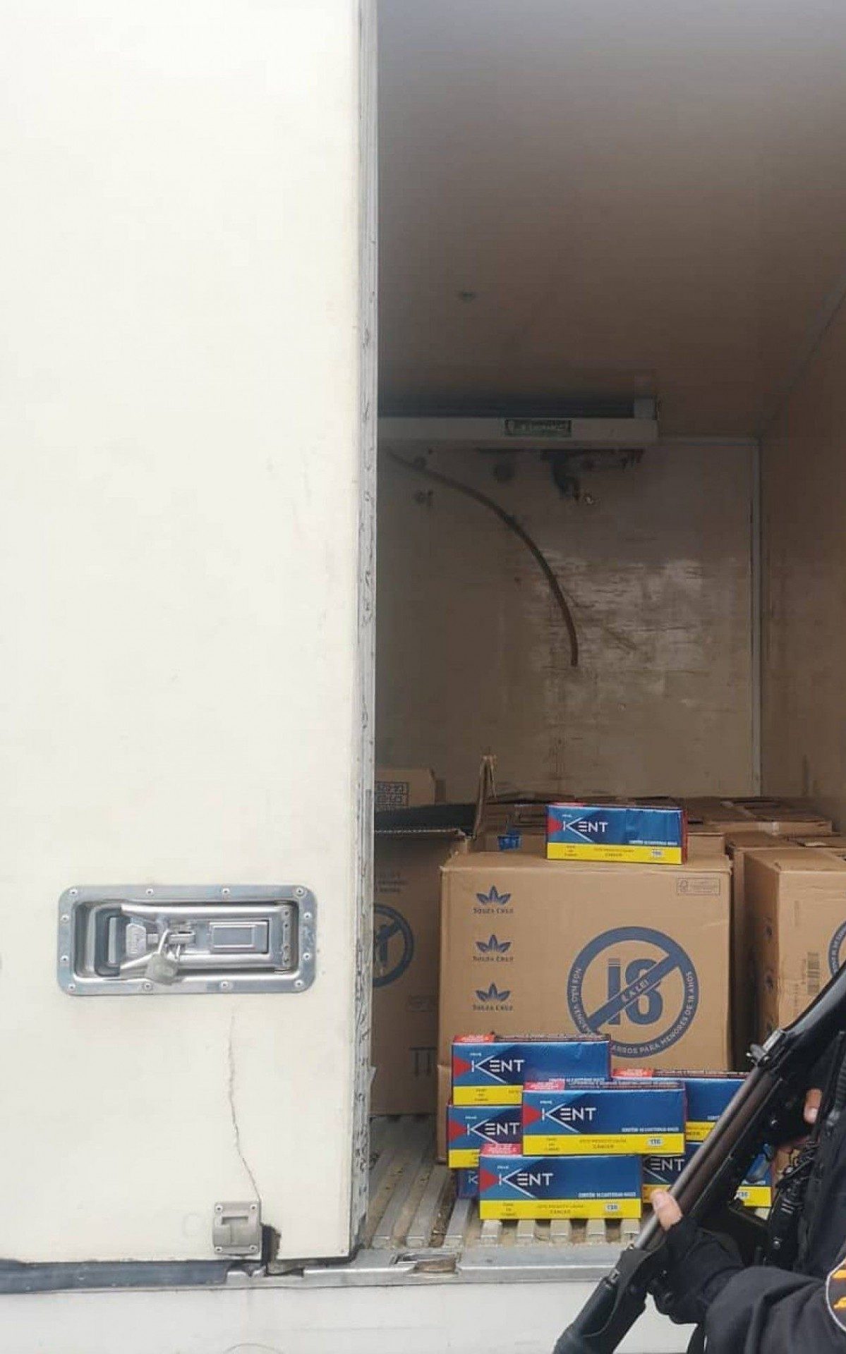 PM recupera carga roubada de cigarros em Meriti