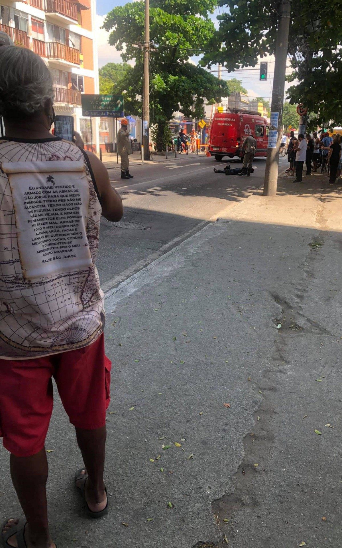 Caminhão derrama óleo em pista, na Penha, e causa acidentes entre motociclistas