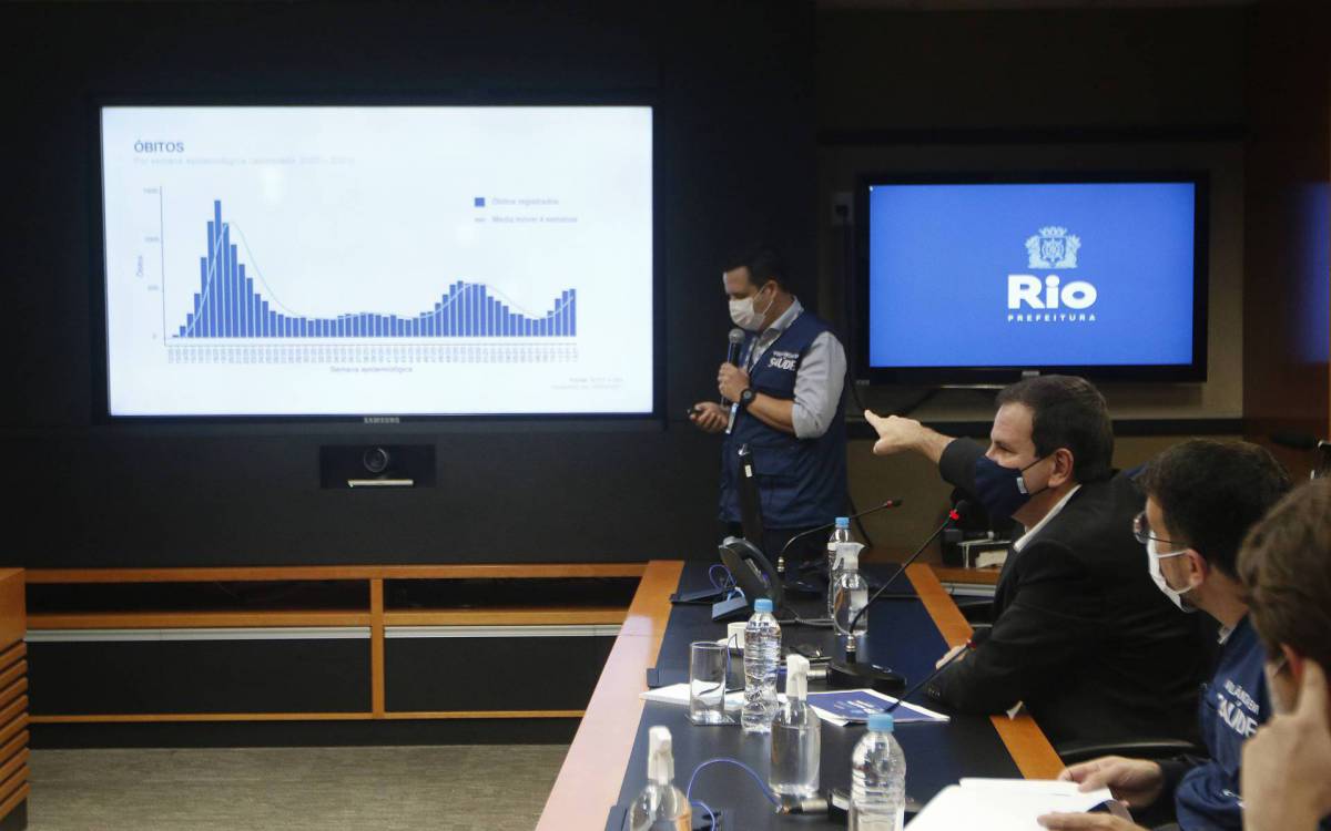 Geral - Reuniao, na manha de hoje, para anunciar o 14 boletim epidemiologico, no Centro de Opera&ccedil;oes Rio (COR), na Cidade Nova, centro do Rio. Na foto, Eduardo Paes, prefeito do Rio. - Reginaldo Pimenta / Agencia O Dia