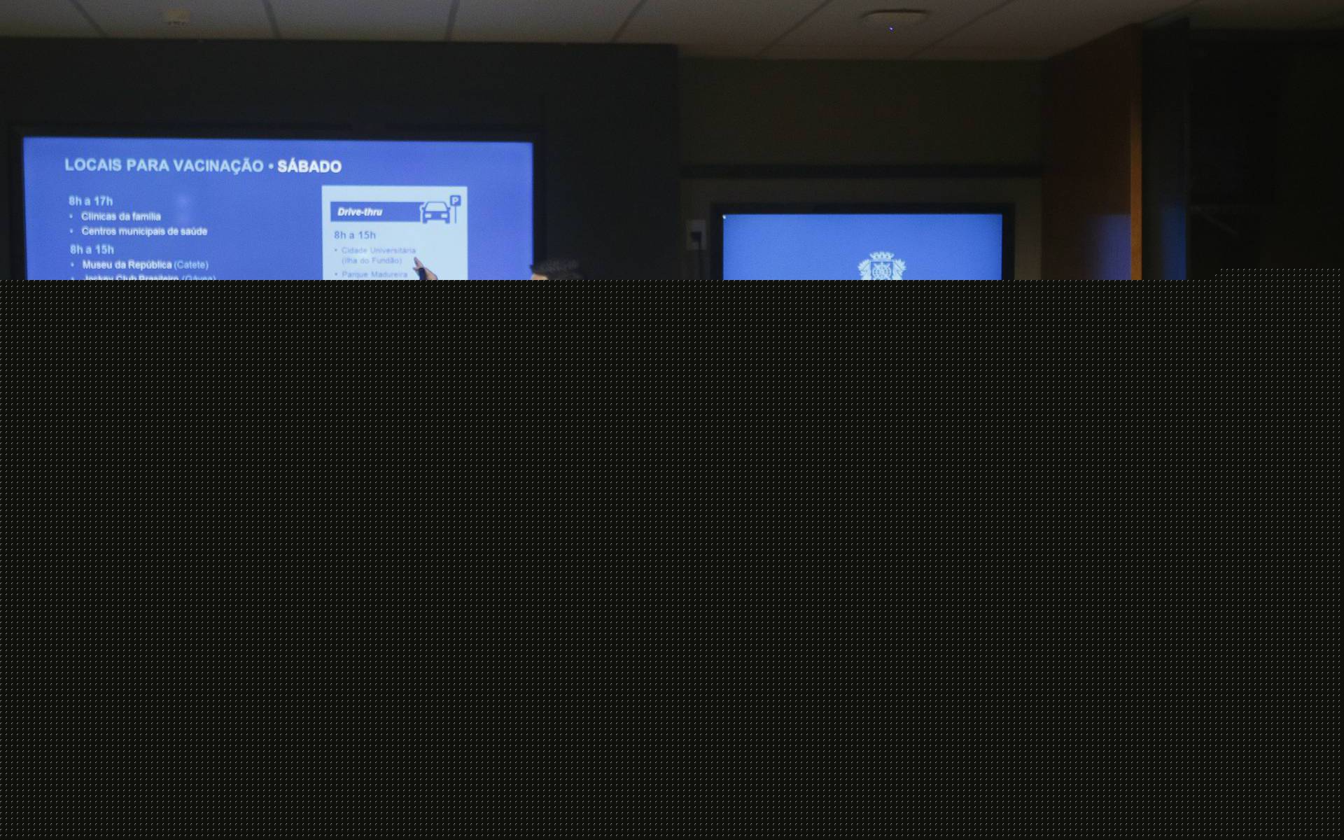 Geral - Reuniao, na manha de hoje, para anunciar o 14 boletim epidemiologico, no Centro de Opera&Atilde;&sect;oes Rio (COR), na Cidade Nova, centro do Rio.