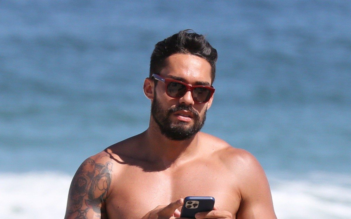 Ex-BBB Arcrebiano se diverte na Praia da Barra da Tijuca, na Zona Oeste do Rio