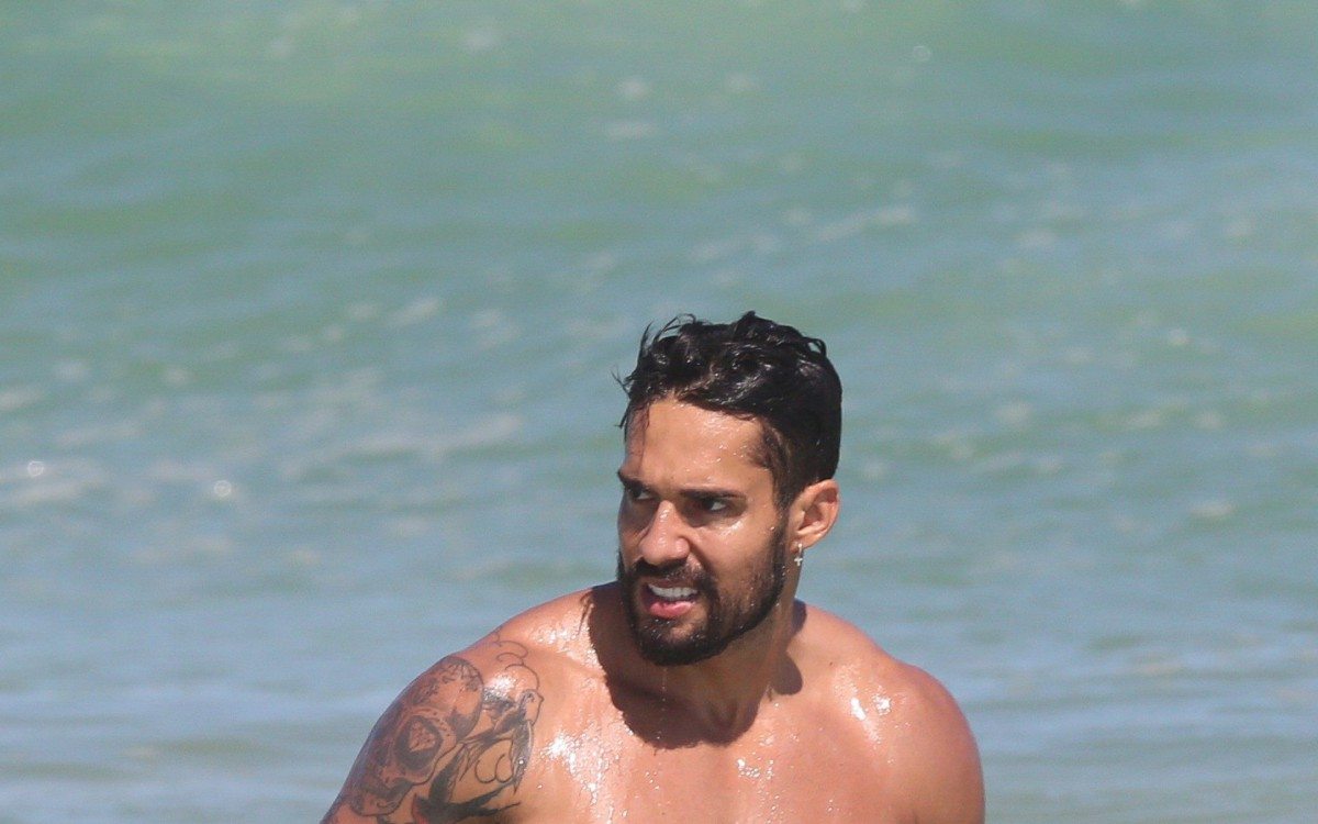 Ex-BBB Arcrebiano se diverte na Praia da Barra da Tijuca, na Zona Oeste do Rio