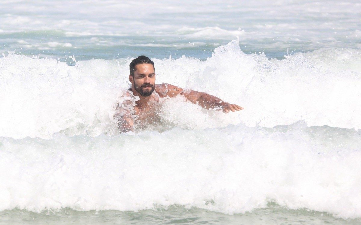 Ex-BBB Arcrebiano se diverte na Praia da Barra da Tijuca, na Zona Oeste do Rio