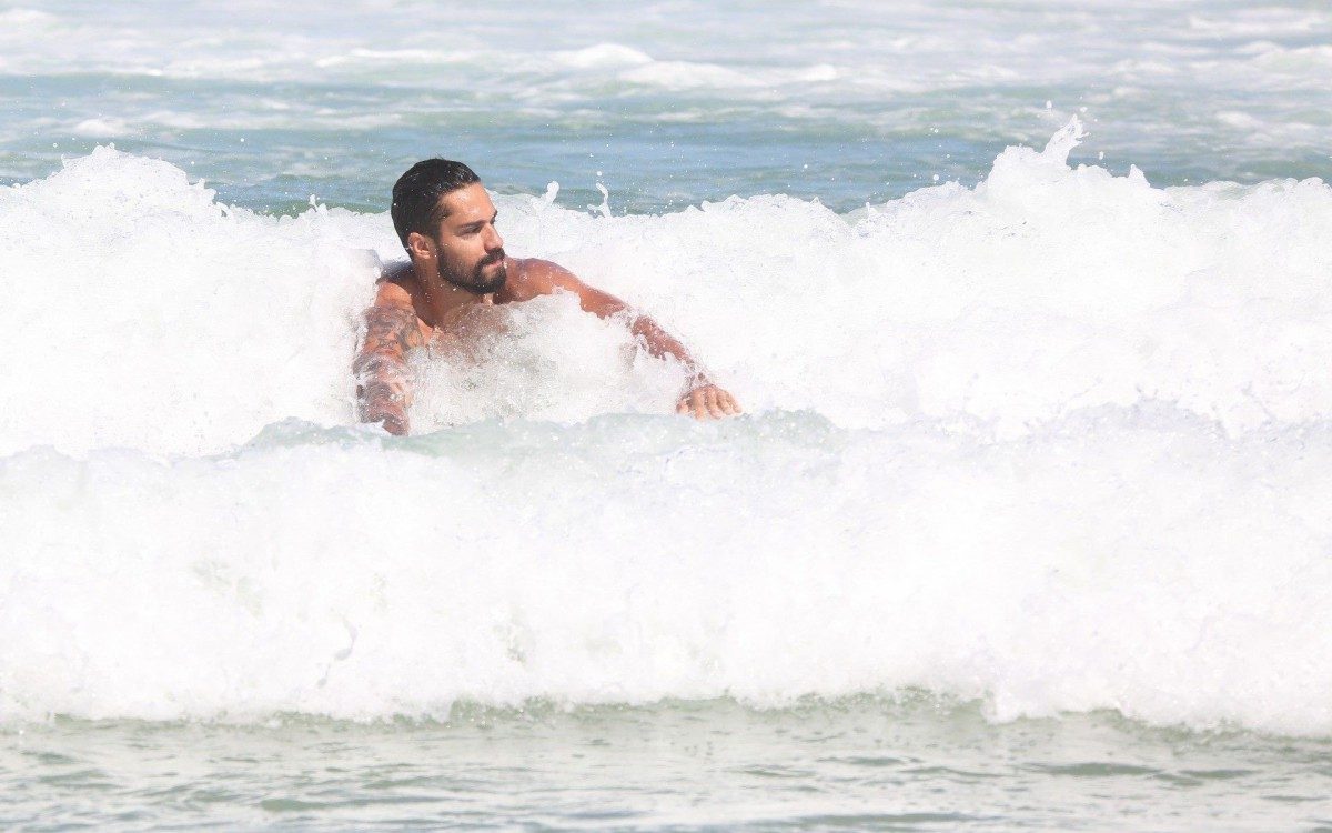 Ex-BBB Arcrebiano se diverte na Praia da Barra da Tijuca, na Zona Oeste do Rio
