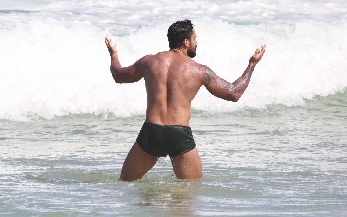 Ex-BBB Arcrebiano se diverte na Praia da Barra da Tijuca, na Zona Oeste do Rio
