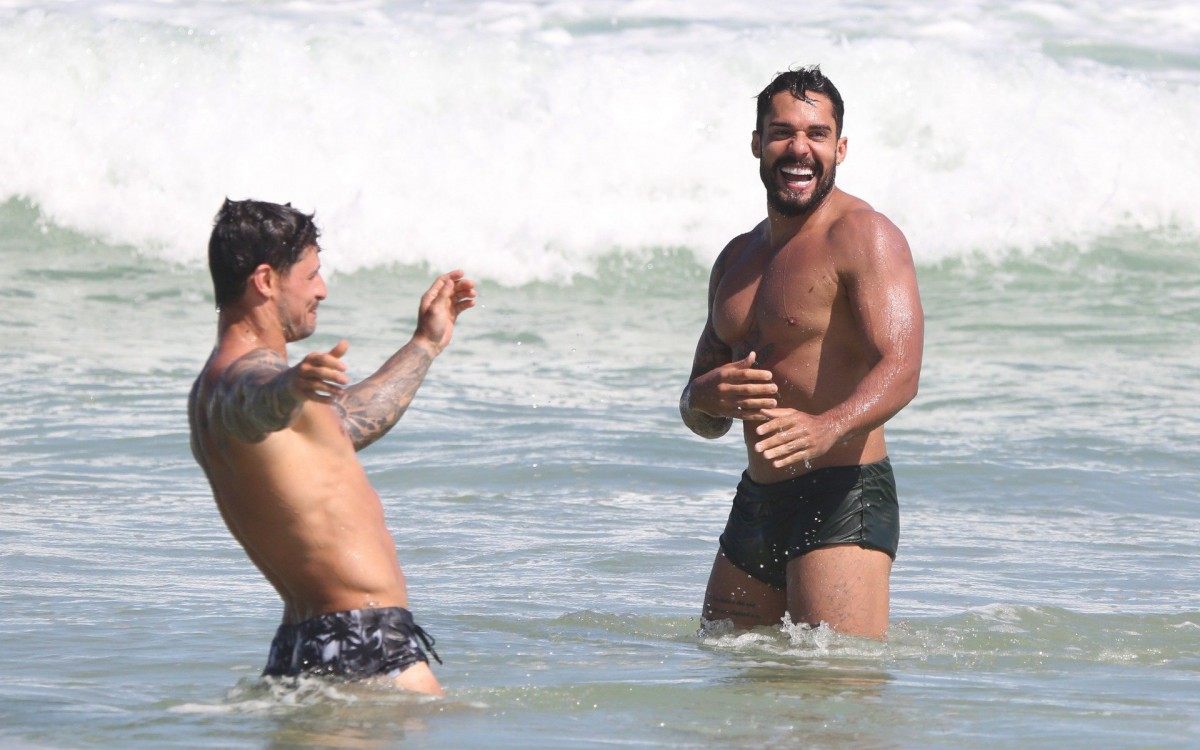 Ex-BBB Arcrebiano se diverte com amigo na Praia da Barra da Tijuca - Ag. News