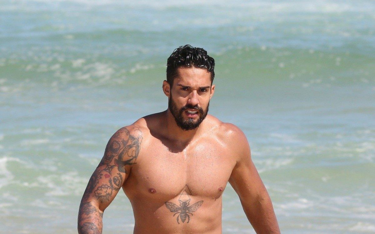 Ex-BBB Arcrebiano se diverte na Praia da Barra da Tijuca, na Zona Oeste do Rio