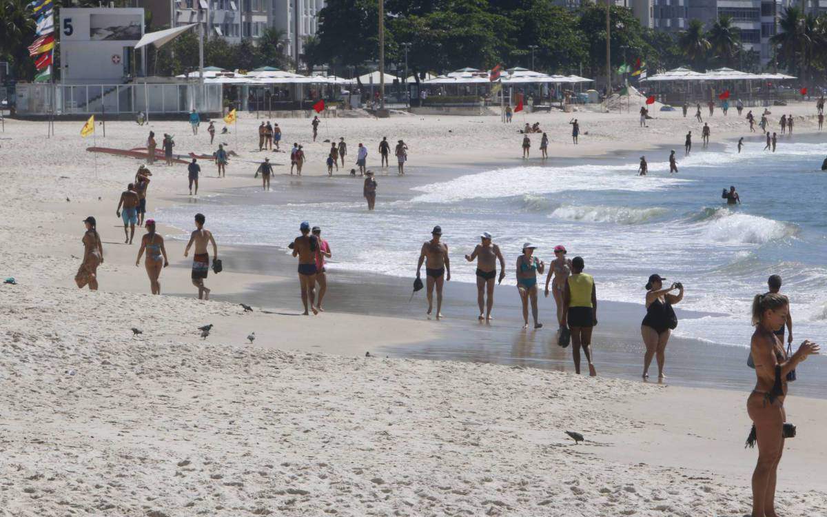 Geral - Movimenta&ccedil;ao na cidade na manha de hoje, com o primeiro dia de flexibiliza&ccedil;ao das medidas restritivas. Na foto, Praia de Copacabana, zona sul do Rio.