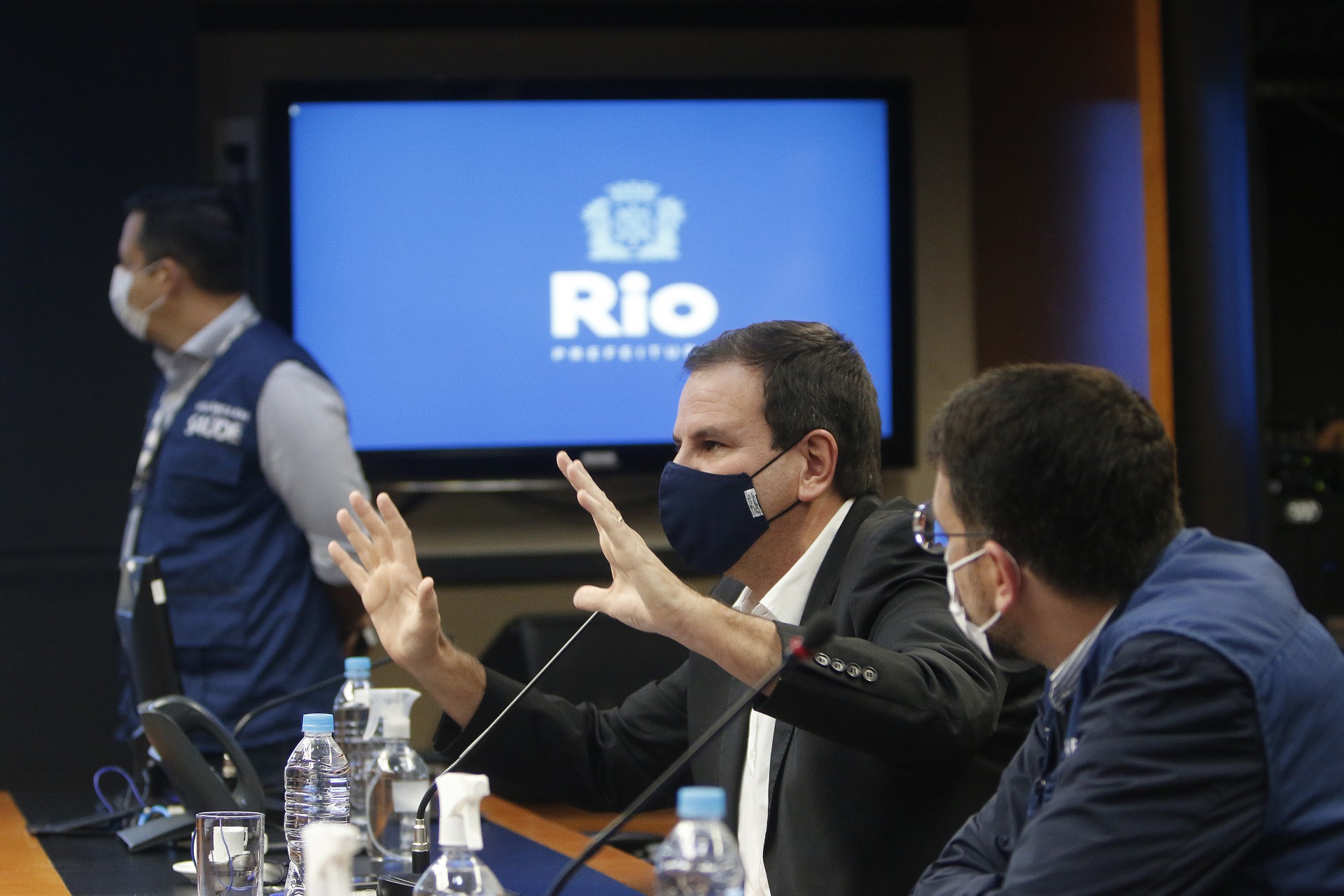 Paes almo&ccedil;a com Lula e Santa Cruz no Pal&aacute;cio da Cidade e nega apoio a Freixo