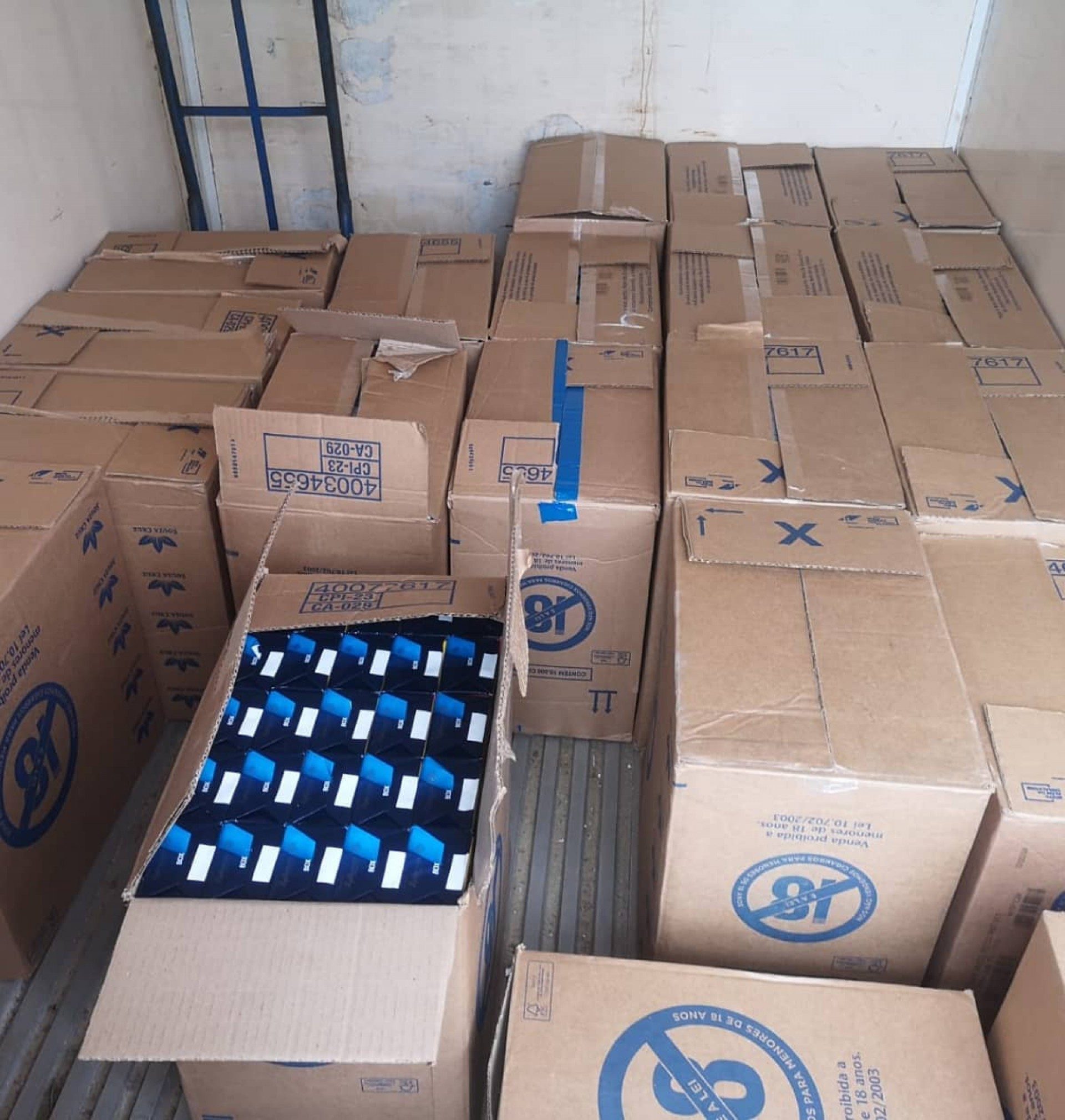 PM recupera carga roubada de cigarros em Meriti - Divulgação