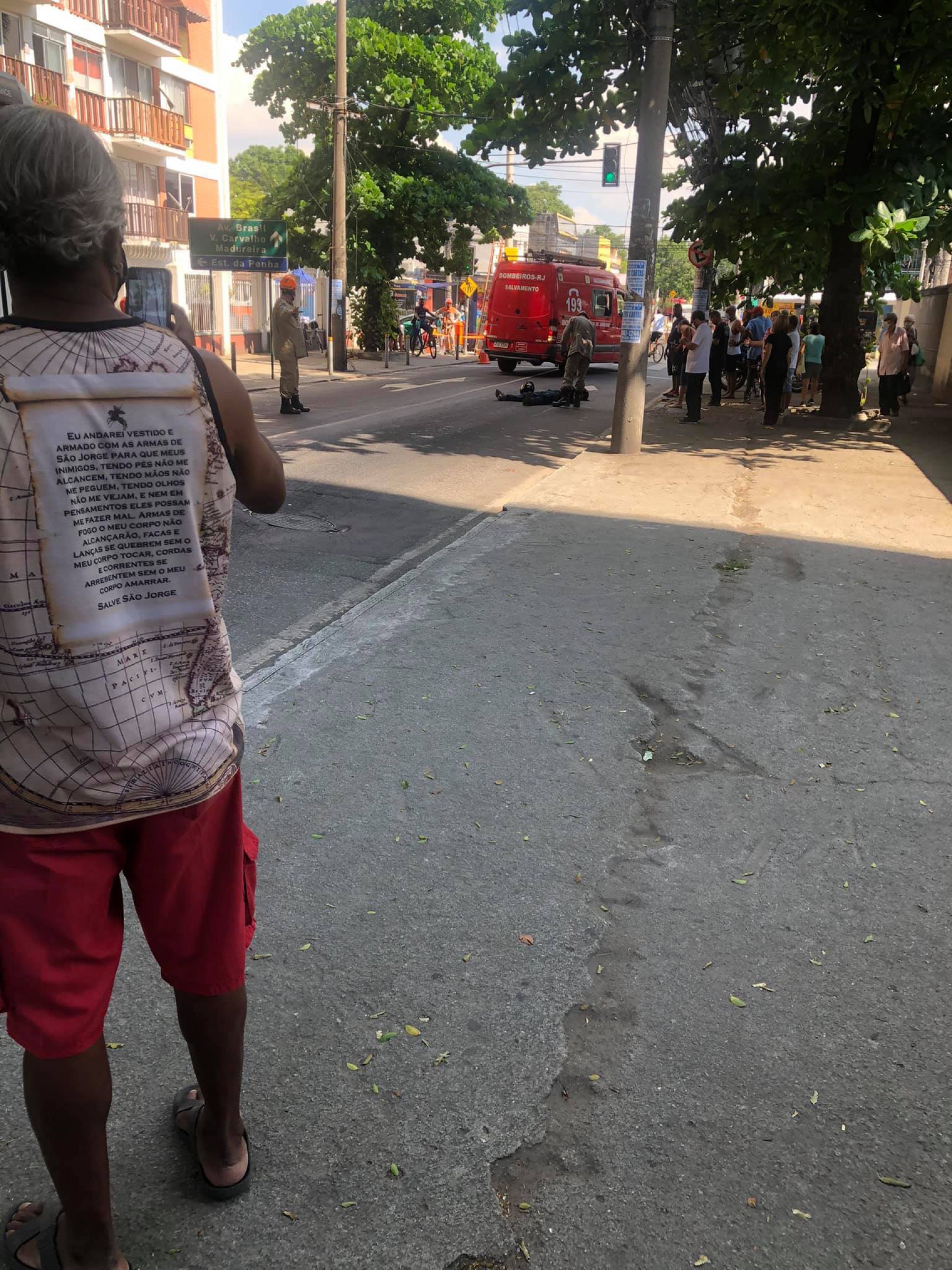 Caminhão derrama óleo na pista e causa acidente entre motociclistas na Penha 