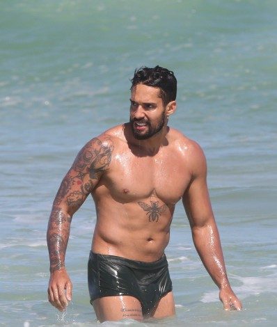 Ex-BBB Arcrebiano se diverte na Praia da Barra da Tijuca, na Zona Oeste do Rio - Ag. News