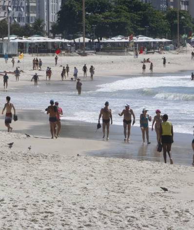 Geral - Movimentaçao na cidade na manha de hoje, com o primeiro dia de flexibilizaçao das medidas restritivas. Na foto, Praia de Copacabana, zona sul do Rio.