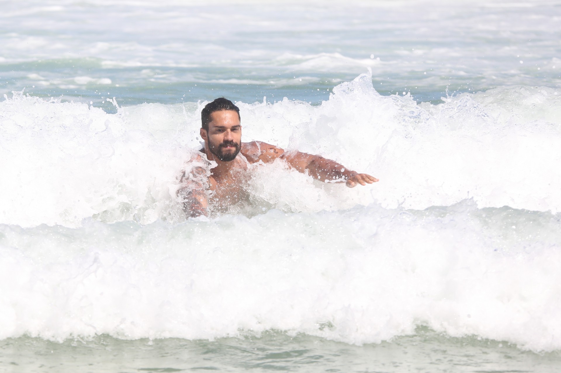 Ex-BBB Arcrebiano se diverte na Praia da Barra da Tijuca, na Zona Oeste do Rio - Ag. News