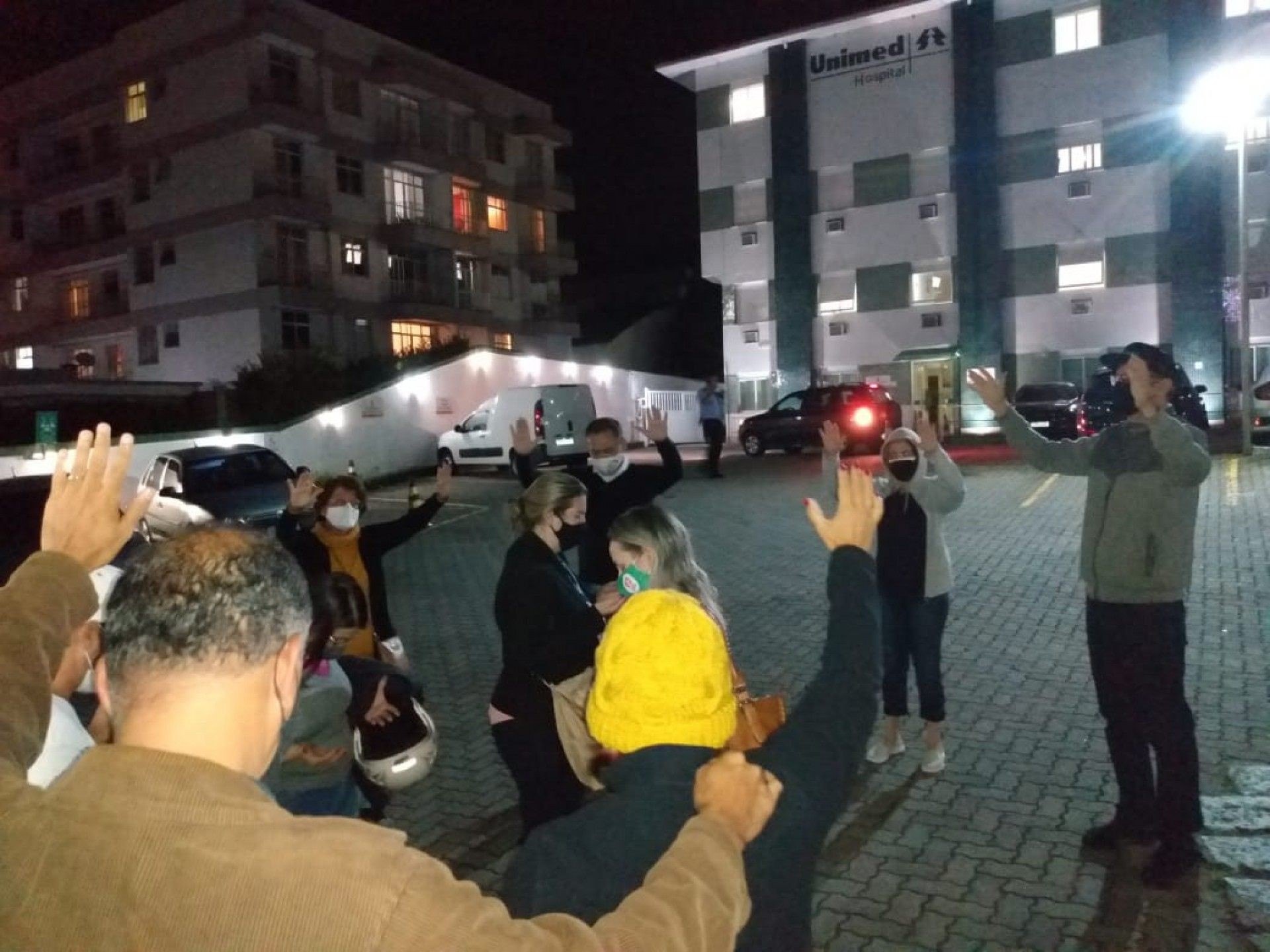Grupo faz orações em frente a hospitais da cidade - Reprodução