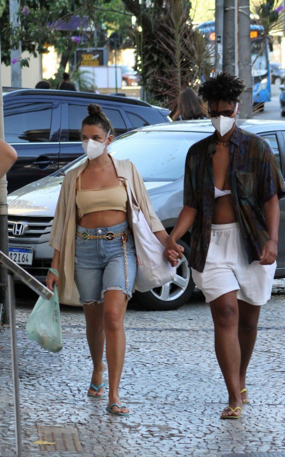 Bruna Linzmeyer caminhando na Zona Sul do Rio com a namorada Marta Lopes