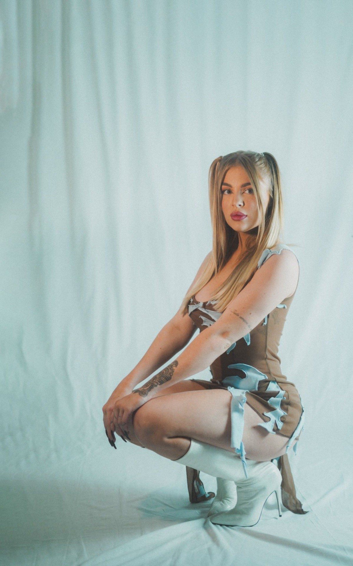 A cantora e compositora ga&uacute;cha Lu&iacute;sa Sonza nega ter colocado silicone nos seios