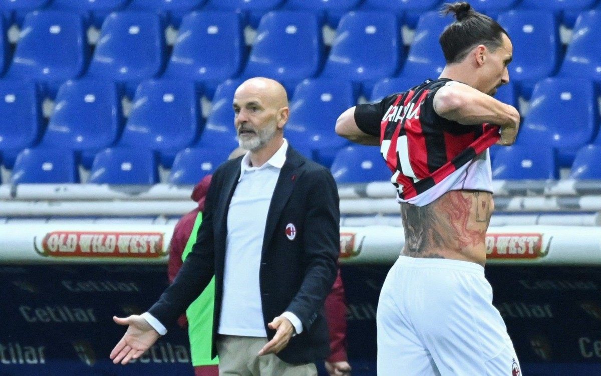 Observado pelo t&eacute;cnico Stefano Pioli, Ibra deixa o gramado ap&oacute;s a expuls&atilde;o por reclama&ccedil;&atilde;o
