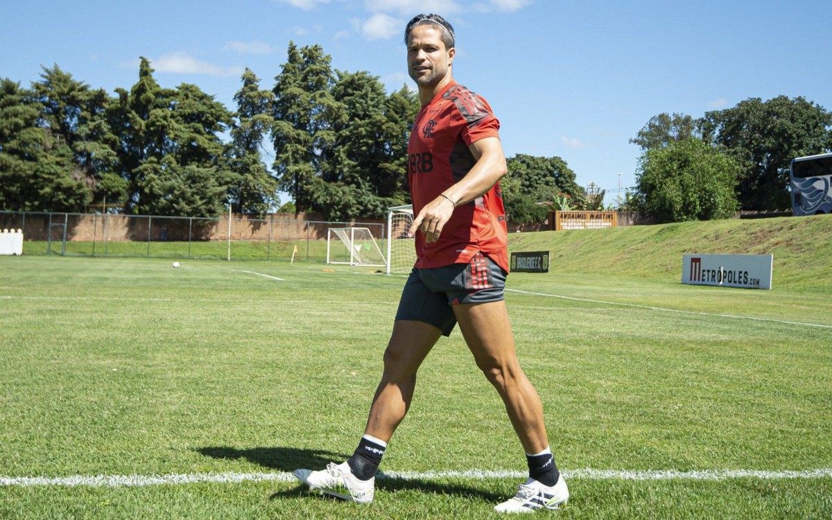 Diego no treino do Flamengo em Bras&iacute;lia