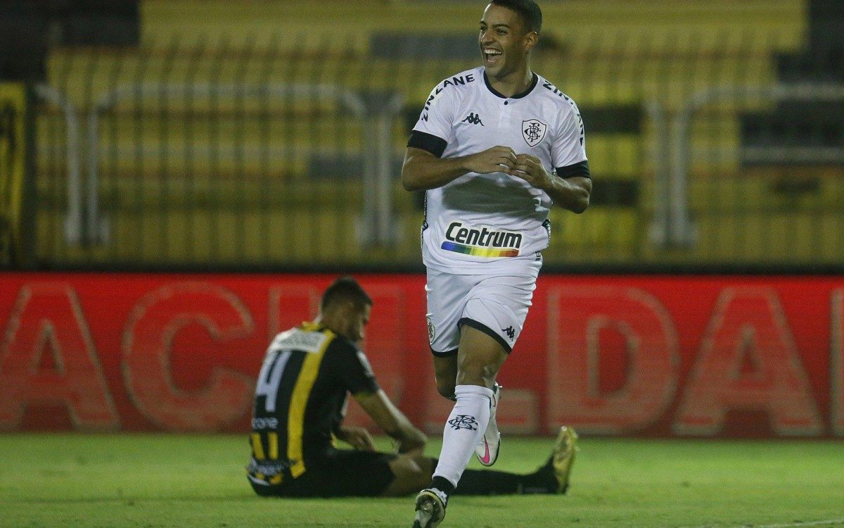 Felipe Ferreira comemora o gol marcado no in&iacute;cio da partida
