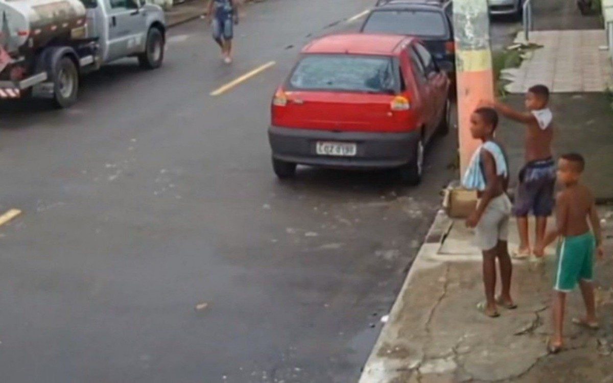 Na imagem encontrada pelo MP em março, os meninos aparecem em uma rua no bairro vizinho do Castelar