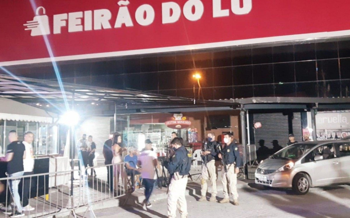 PRF interdita festa realizada em estabelecimento na margem da Rodovia Washington Luiz, na altura de Duque de Caxias - Divulgação/PRF