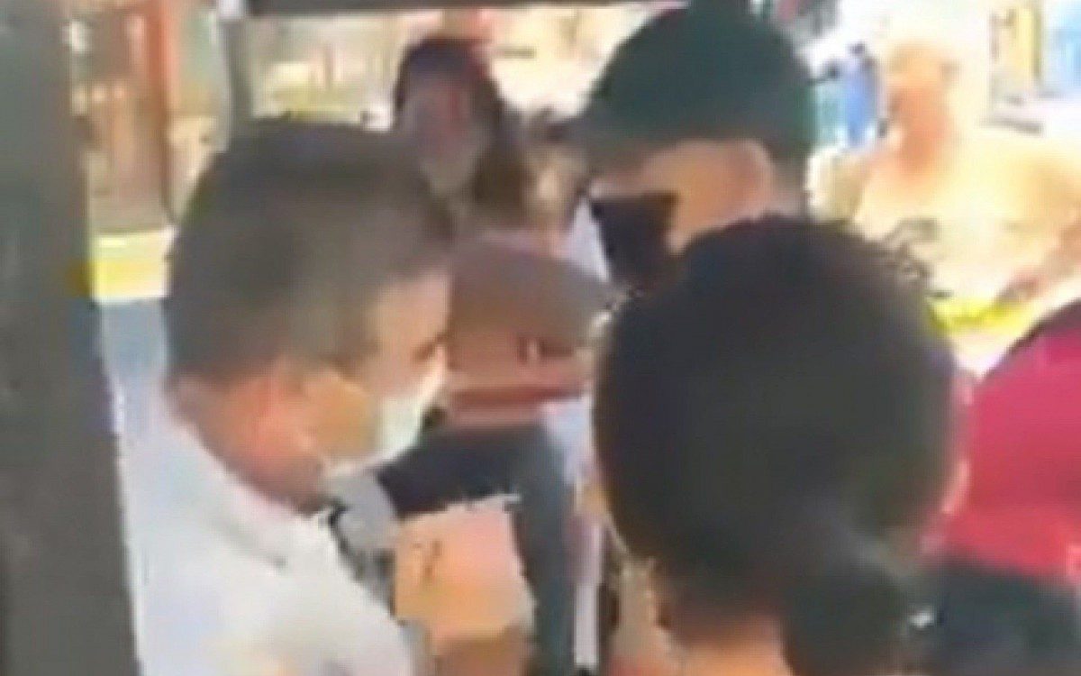 Prefeito aplica vacina contra a covid-19 em homem