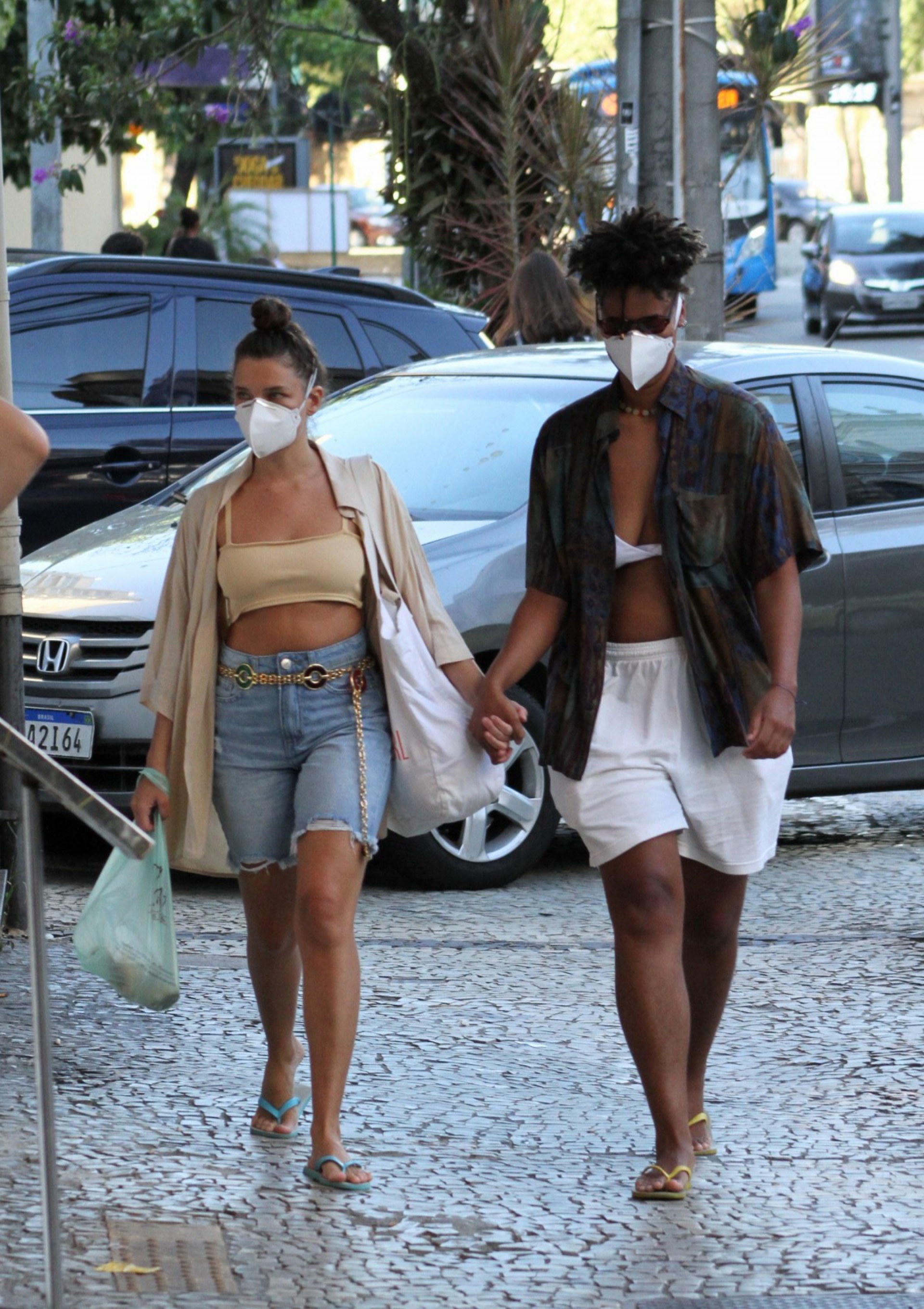 Bruna Linzmeyer caminhando na Zona Sul do Rio com a namorada Marta Lopes - Agnews 