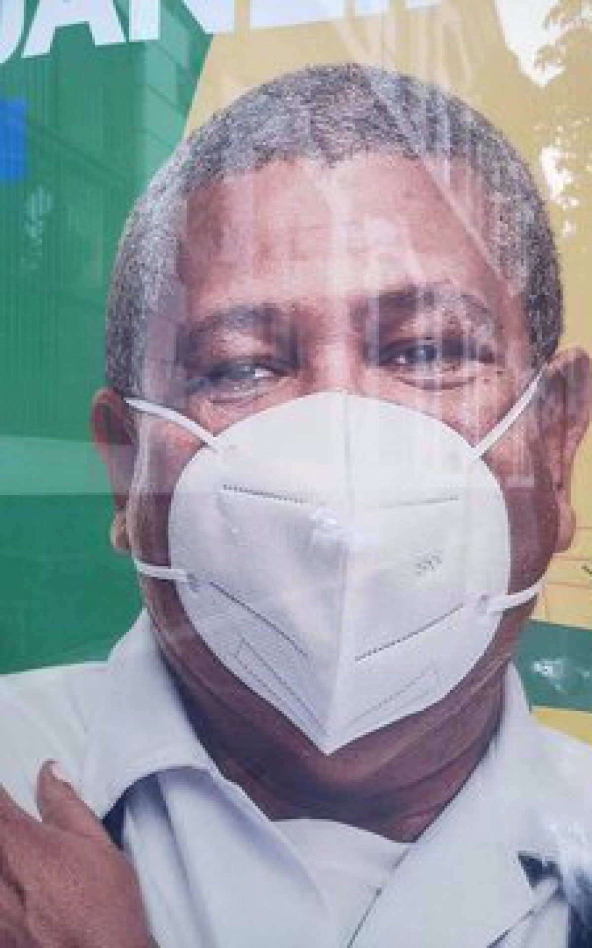 Modelo que representa m&eacute;dico usa m&aacute;scara de forma incorreta