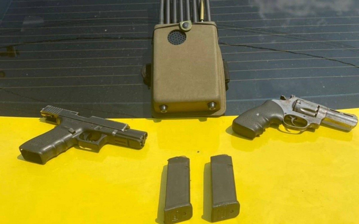 Na opera&ccedil;&atilde;o, foram apreendidos dois rev&oacute;lveres Cal 38, uma pistola Glock Cal 40, com numera&ccedil;&atilde;o raspada e um aparelho Jammer bloqueador