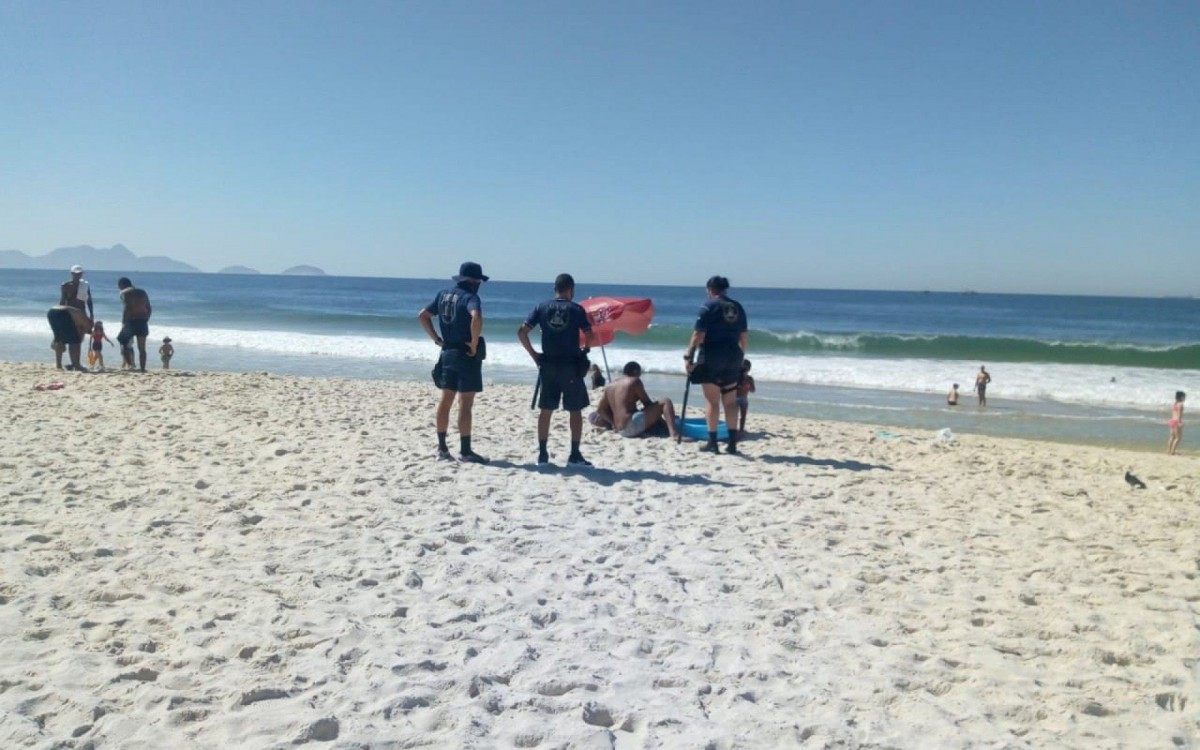 Pessoas flagradas na areia s&atilde;o orientadas pelos agentes