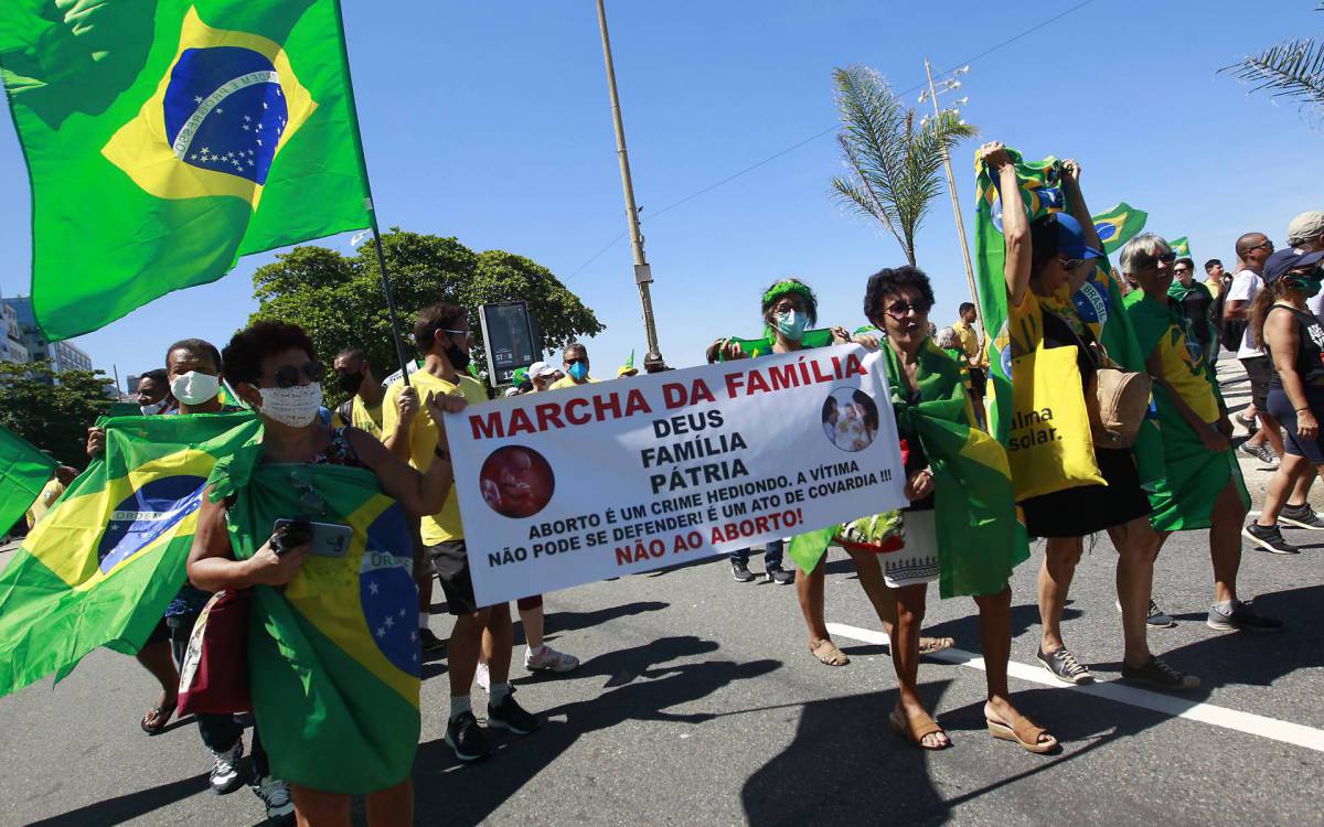 Rio de Janeiro 11/04/2021 - Manifestantes se aglomeram a favor de Bolsonaro em Copacabana. Foto: Luciano Belford/Agencia O Dia