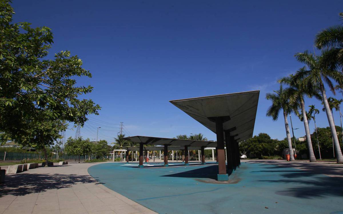 Rio de Janeiro 11/04/2021 - O primeiro fim de semana de flexibiliza&ccedil;&atilde;o no Rio, tem Parque de Madureira vazia. Foto: Luciano Belford/Agencia O Dia