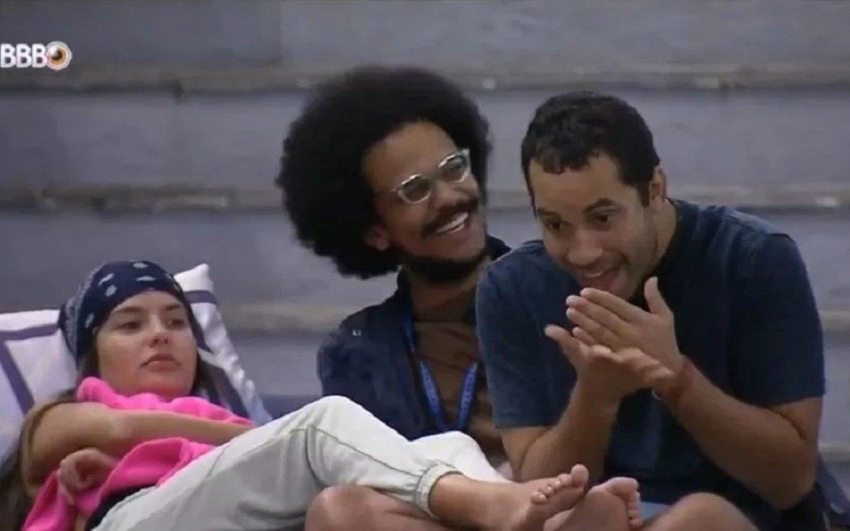 Gil do Vigor mostra pelos pubianos para provar que n&atilde;o sujou o banheiro