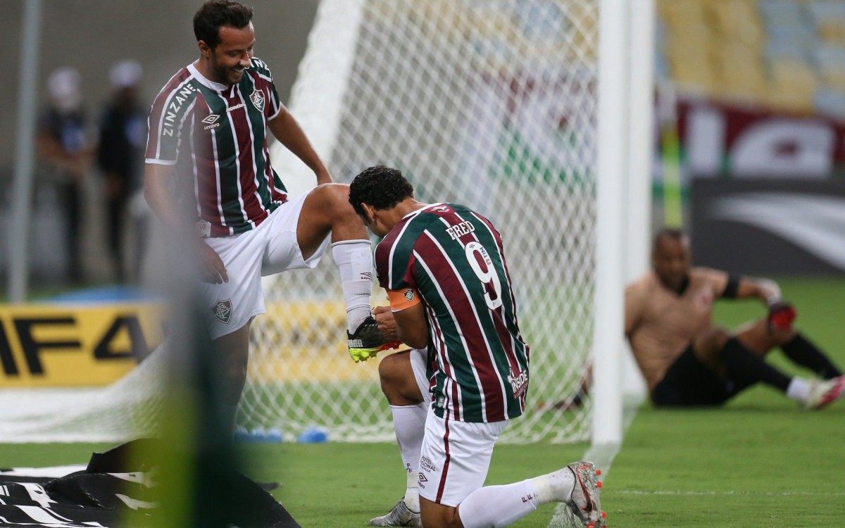 Fred comemora o gol 400&ordm; da carreira e comemora com Nen&ecirc;, em gratid&atilde;o pela assist&ecirc;ncia