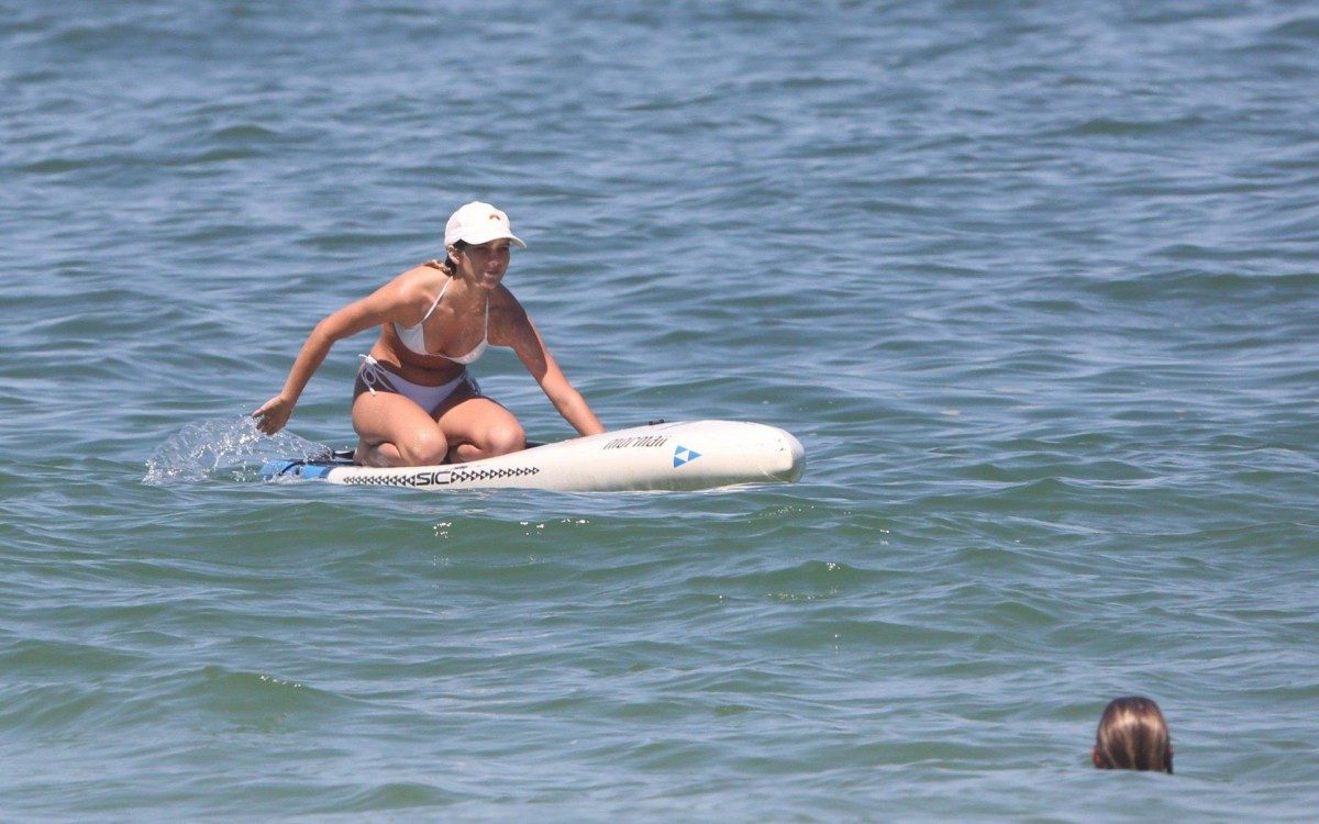 Isabella Santoni e o namorado, Caio Vaz, na praia da Joatinga - Ag.News