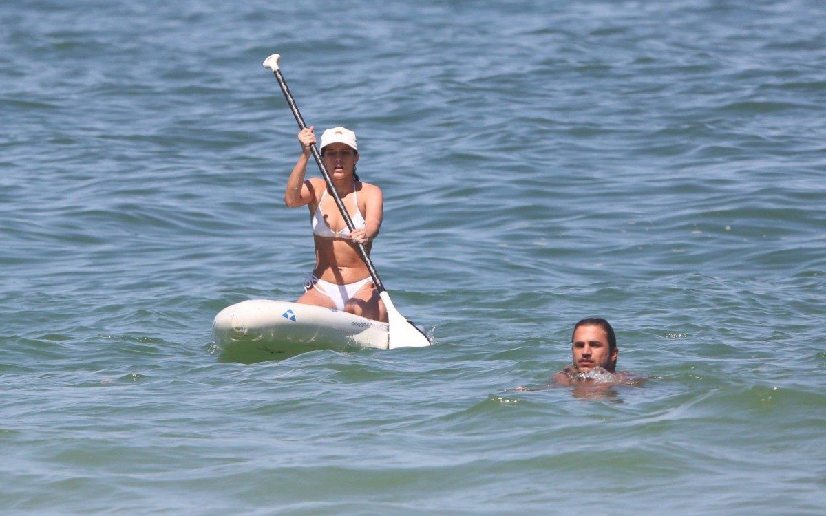 Isabella Santoni e o namorado, Caio Vaz, na praia da Joatinga - Ag.News