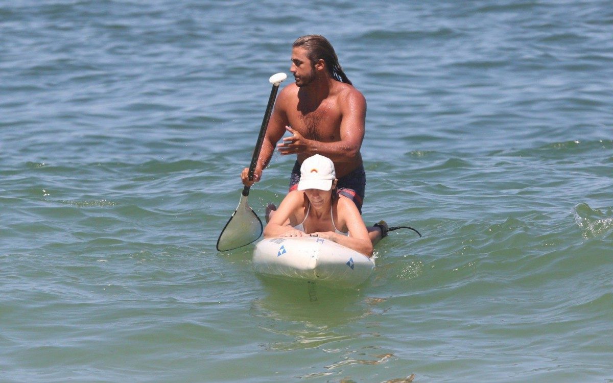 Isabella Santoni e o namorado, Caio Vaz, na praia da Joatinga - Ag.News