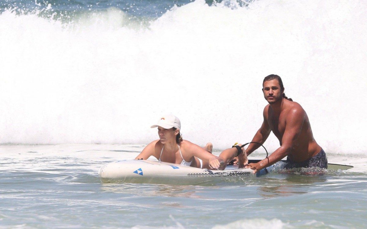 Isabella Santoni e o namorado, Caio Vaz, na praia da Joatinga - Ag.News