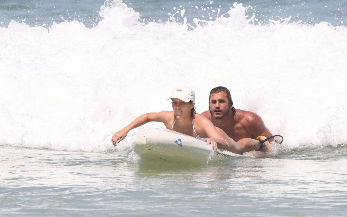 Isabella Santoni e o namorado, Caio Vaz, na praia da Joatinga