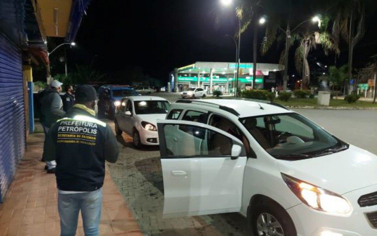 Fiscais percorreram v&aacute;rios bairros da cidade para verificar se decretos municipais de combate &agrave; COVID-19 estavam sendo cumpridos