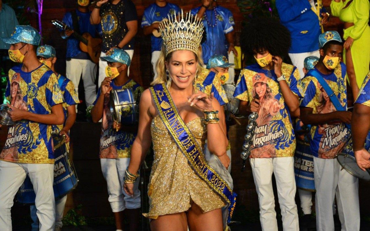 Thay Magalh&atilde;es &eacute; coroada rainha de bateria da Tuiuti 