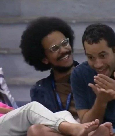 Gil do Vigor mostra pelos pubianos para provar que não sujou o banheiro - Reprodução/Globoplay