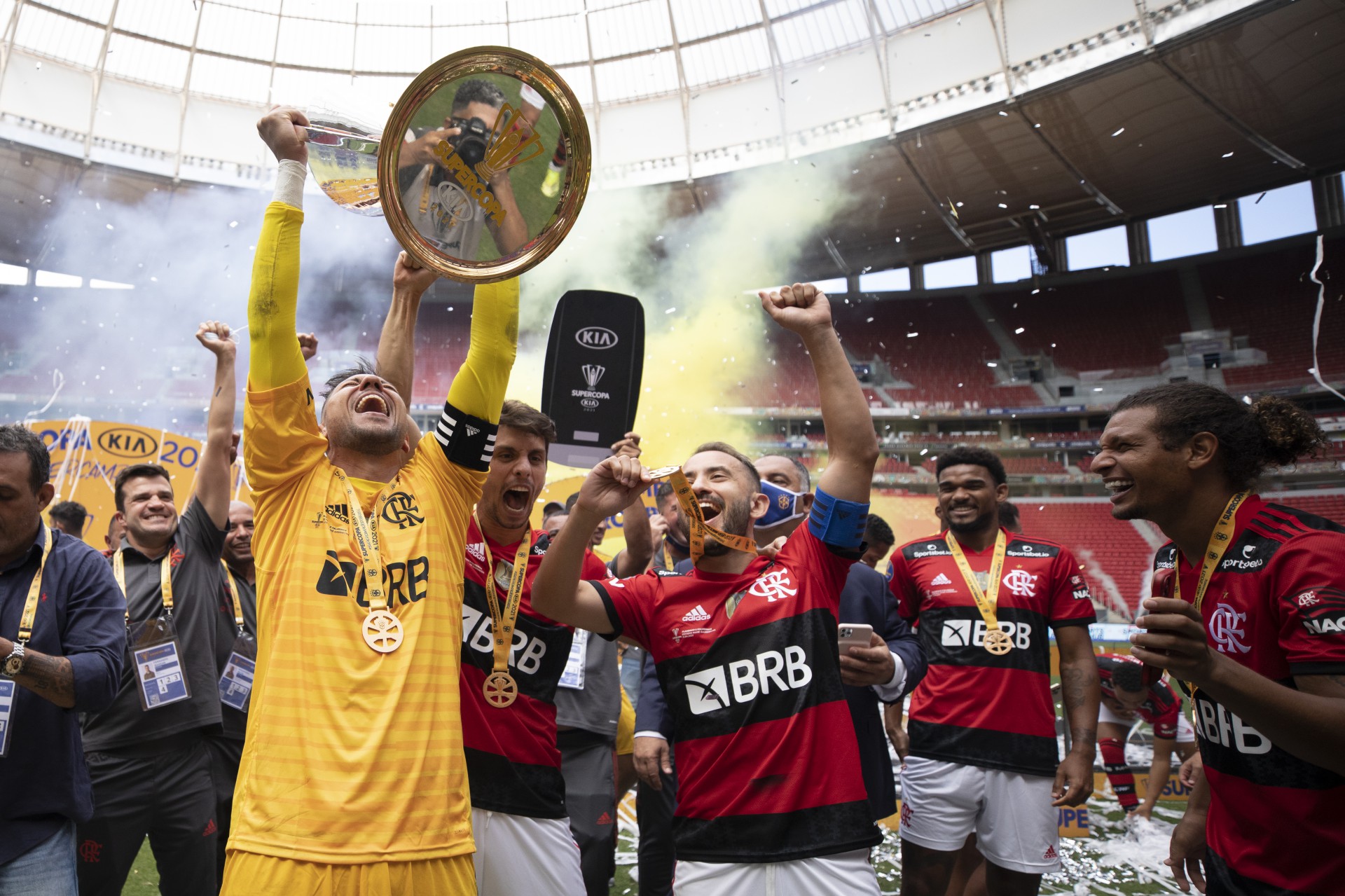 Discuss&atilde;o e troca de agress&otilde;es no acesso ao vesti&aacute;rio marcam a decis&atilde;o entre Fla e Palmeiras