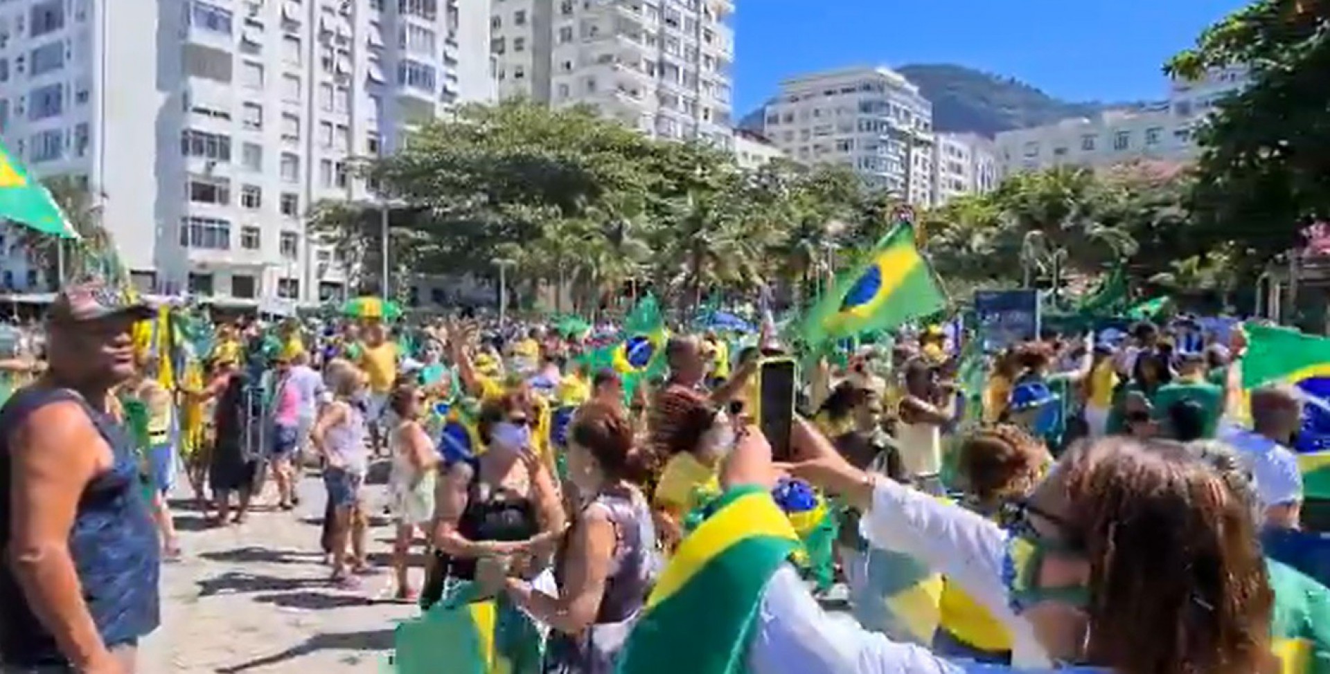 Manifestação a favor de Bolsonaro forma grande aglomeração no Rio - Reprodução