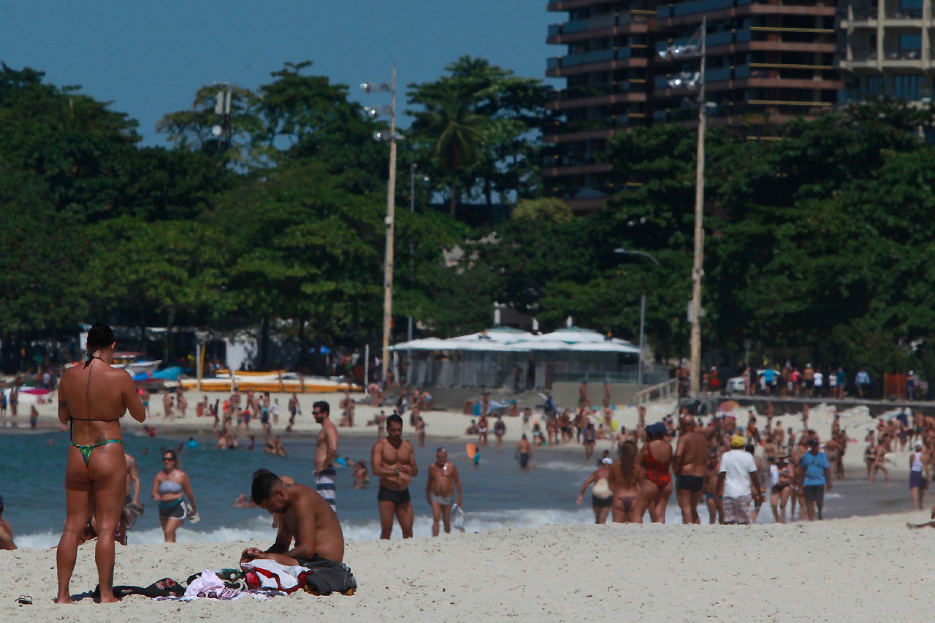 Fotos da praia de Copacabana lotada neste domingo - Luciano Belford