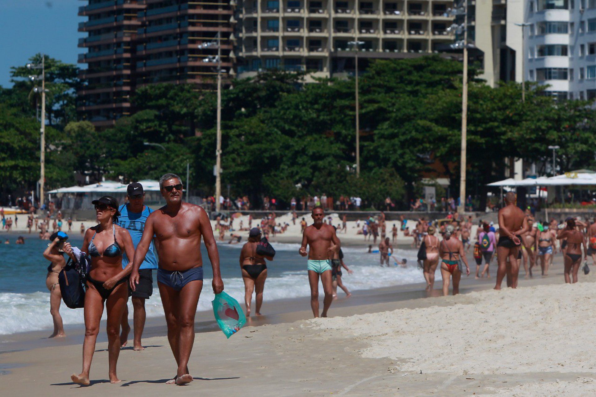 Fotos da praia de Copacabana lotada neste domingo - Luciano Belford