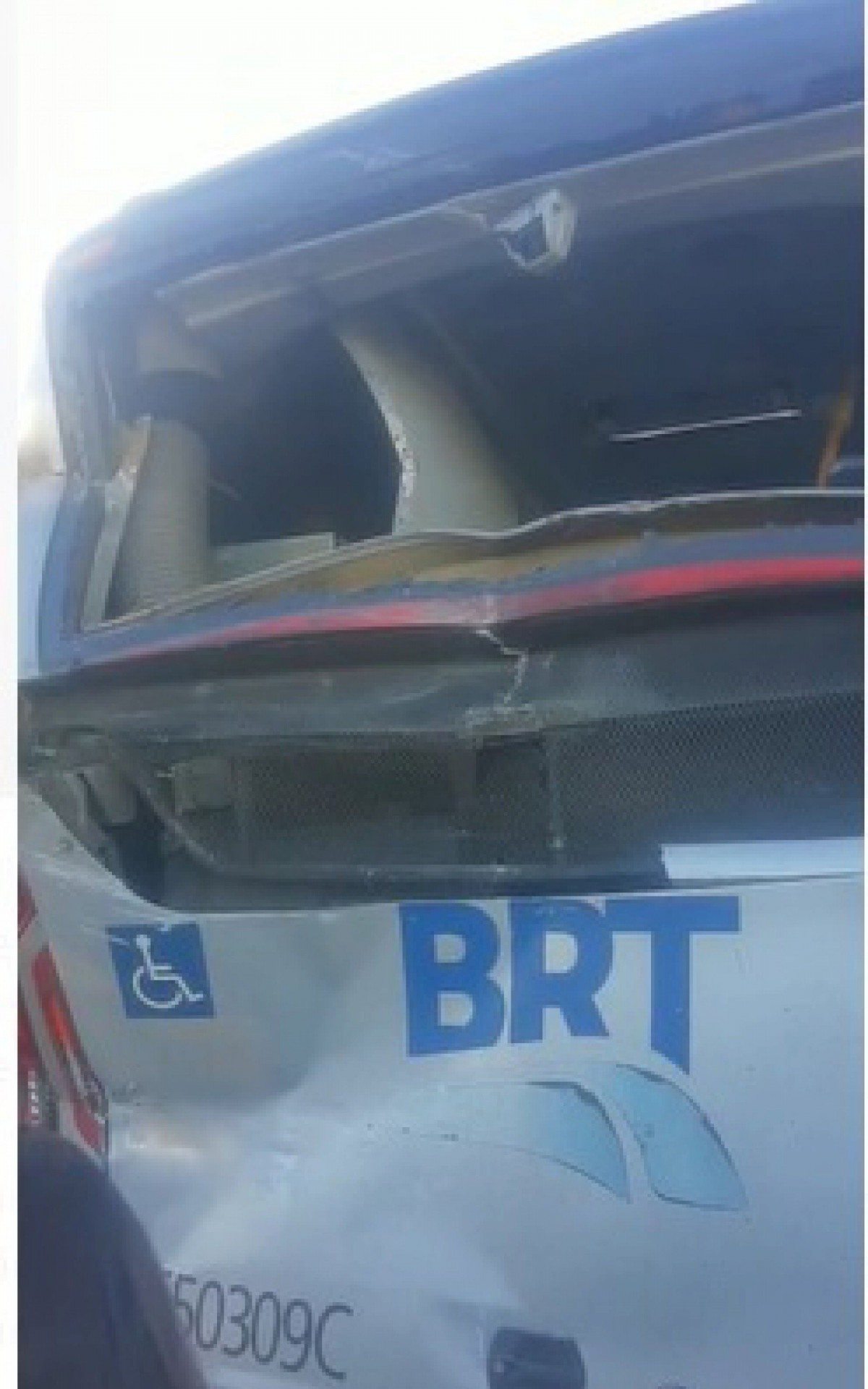 &Ocirc;nibus de linha bate em articulado do BRT em Guaratiba, na Zona Oeste